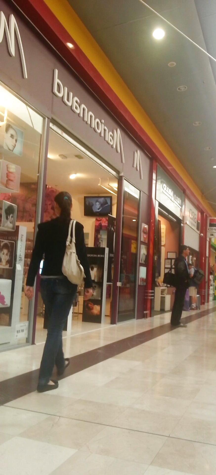 21P Supermarket girls romanian