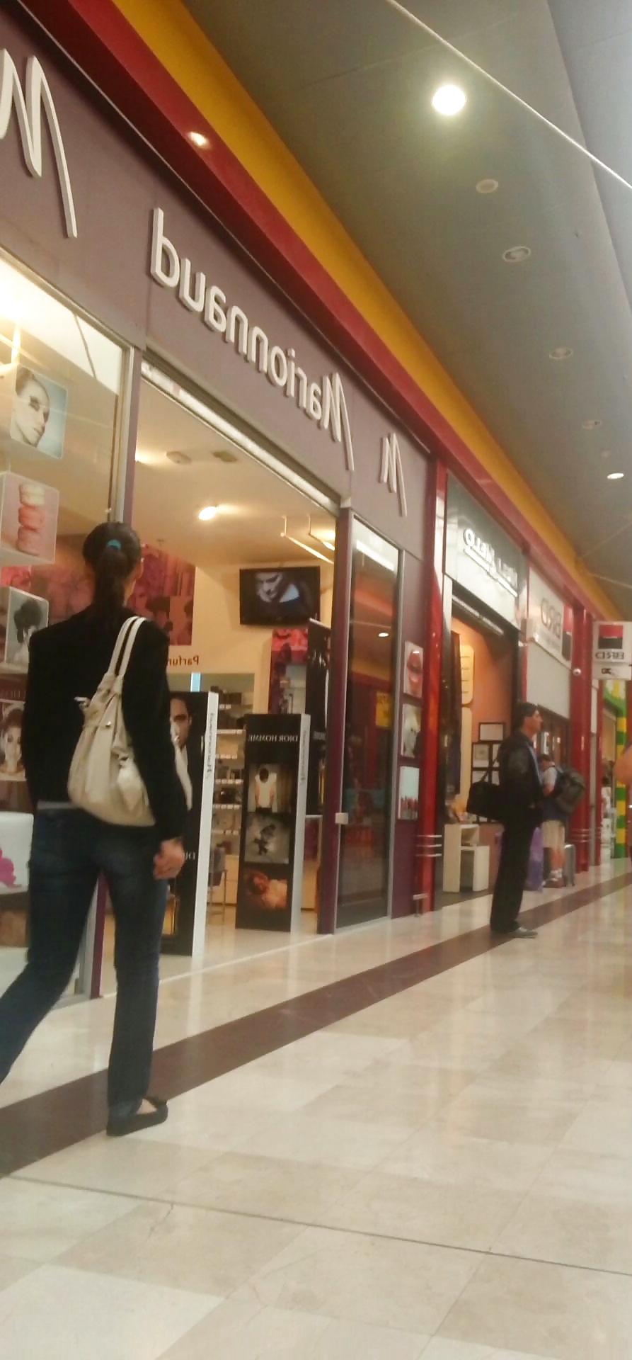 21P Supermarket girls romanian