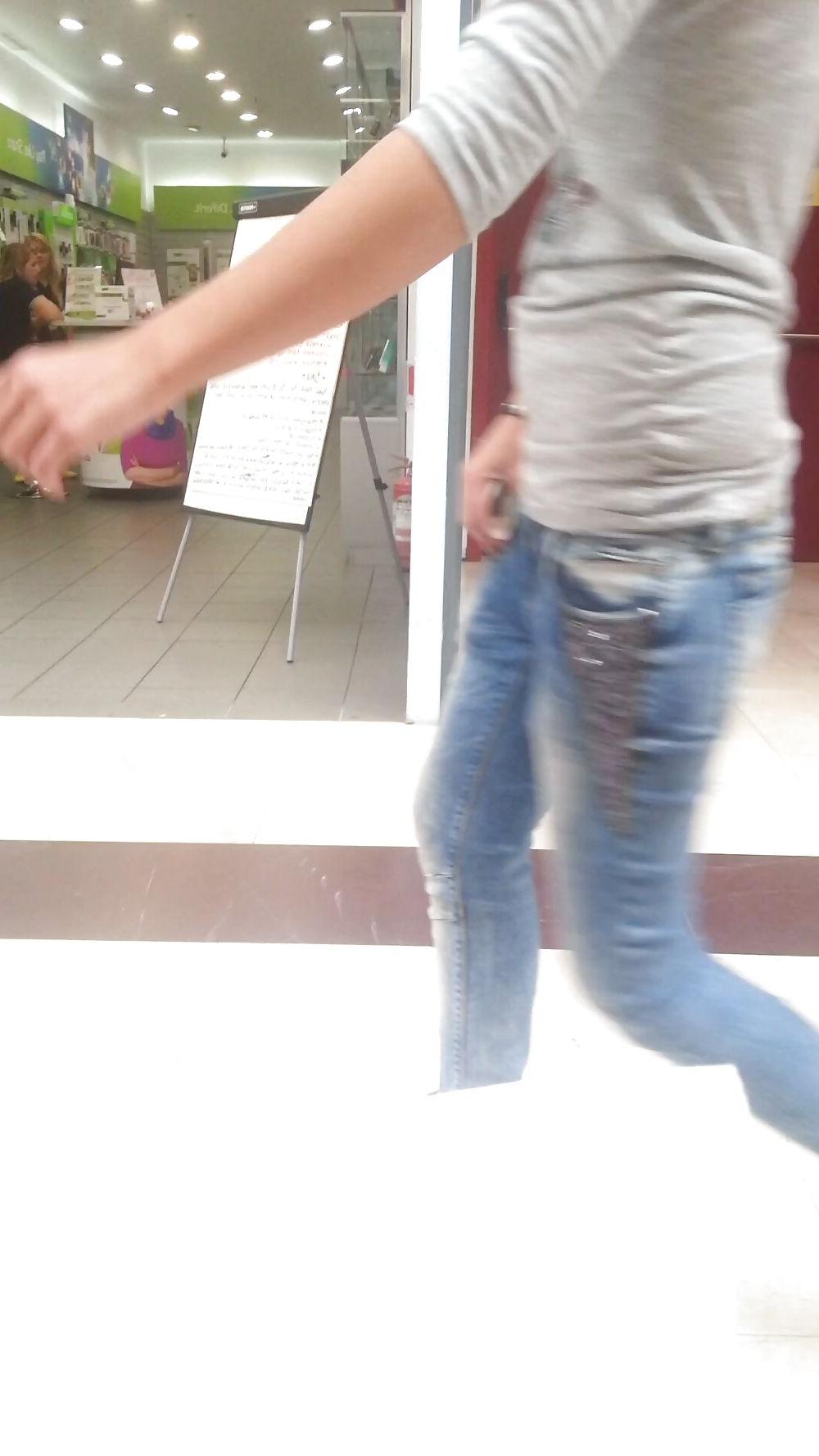 21P Supermarket girls romanian