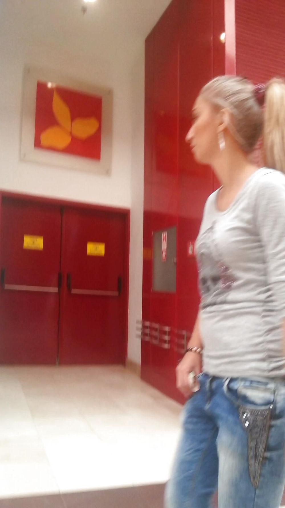 21P Supermarket girls romanian