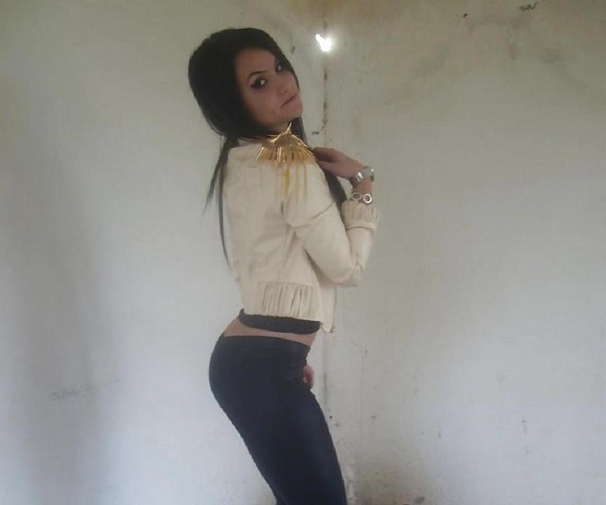 25P Romanian girl: Larissa