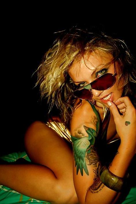 25P Izabelle Desjardins tattoo nice butt