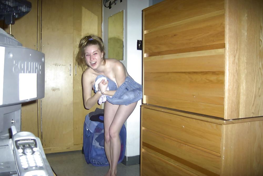 25P Embarrassed Nude Girls 20