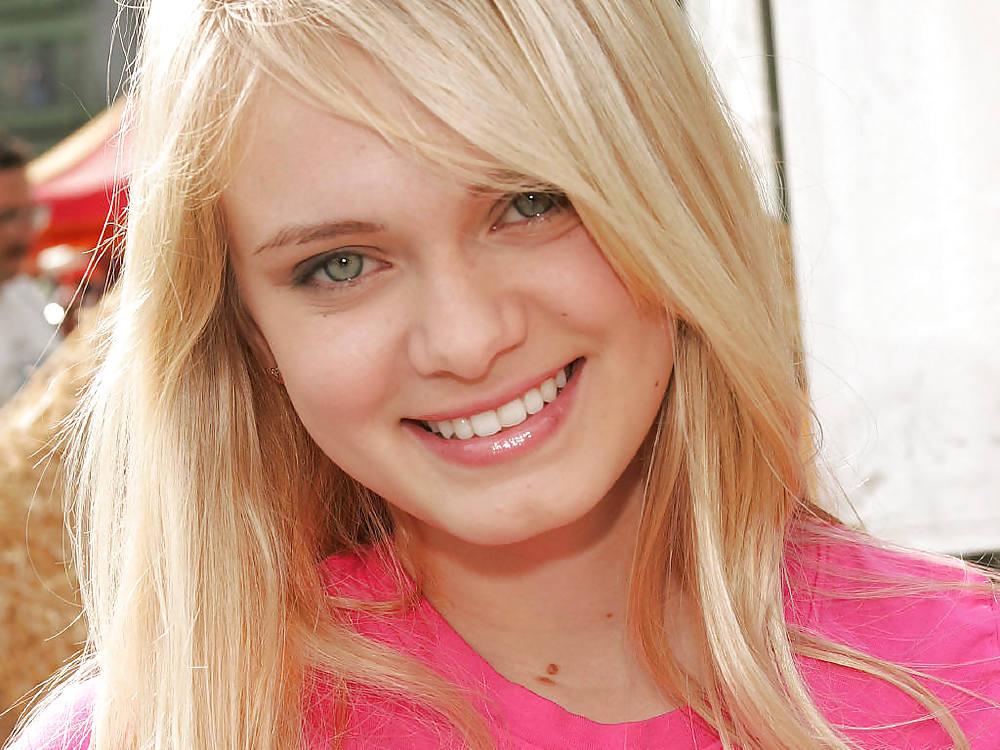 25P Super Sexy Sara Paxton