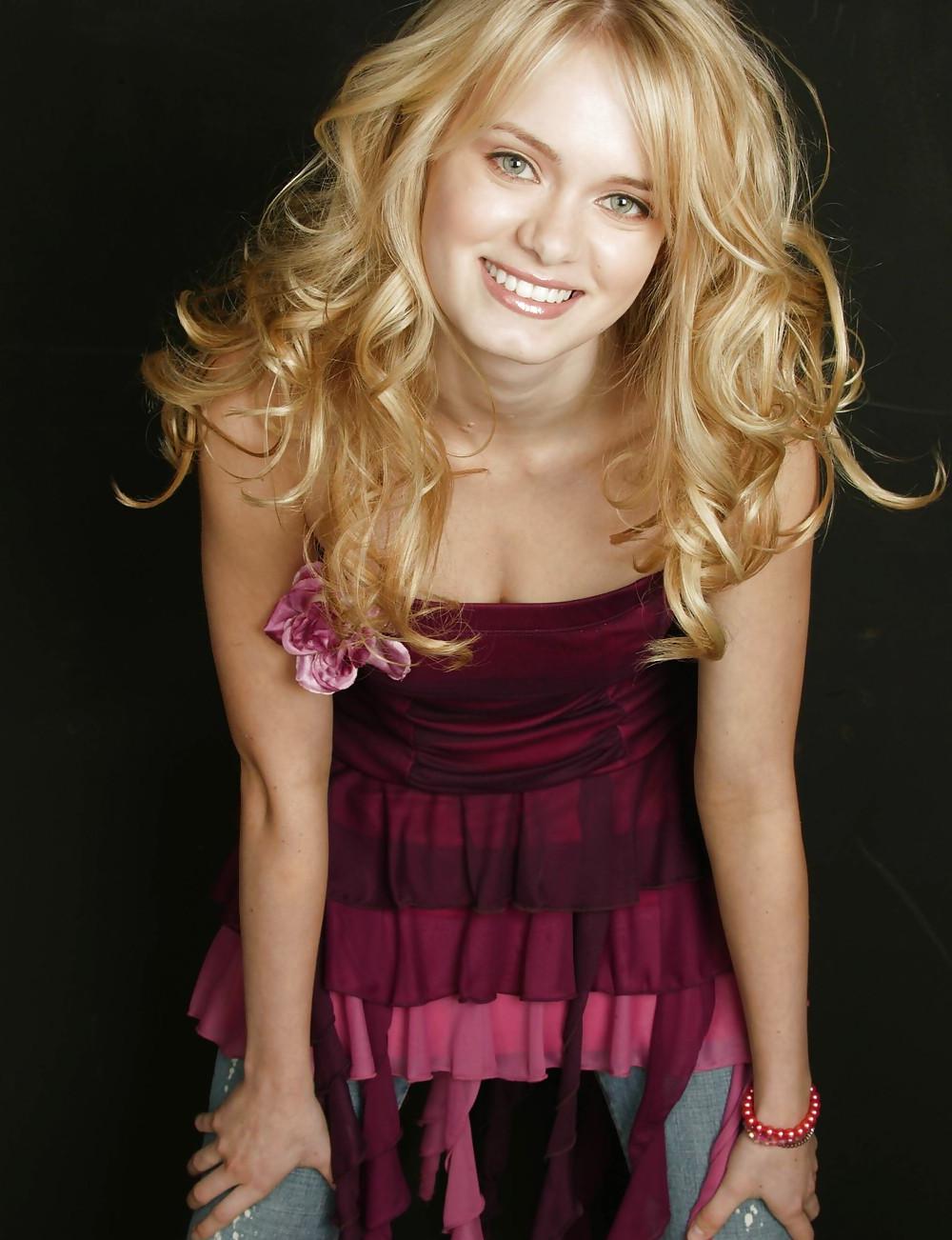 25P Super Sexy Sara Paxton