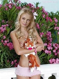 25P Super Sexy Sara Paxton