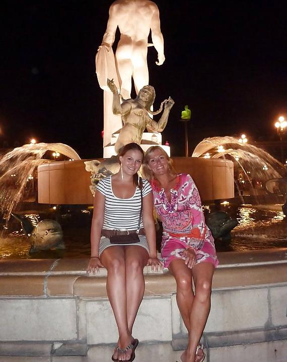 5P Who do you like to fach mom or not her daughter?