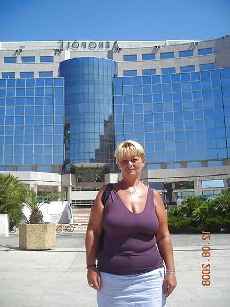 20P Not naked busty mature women 2.