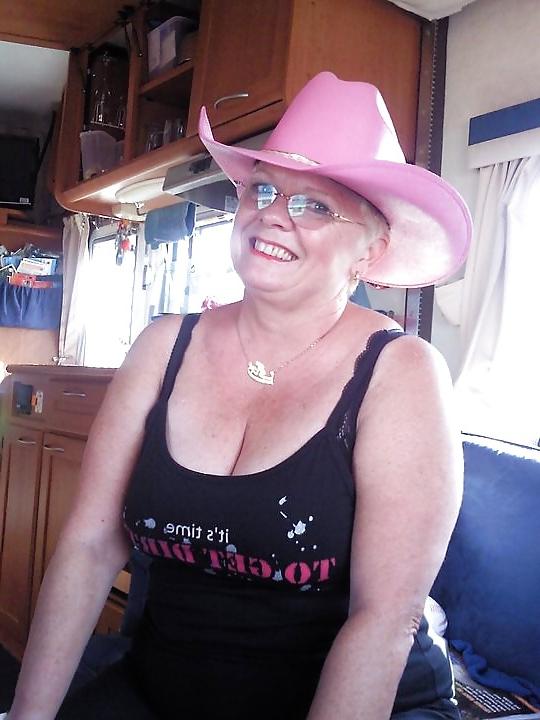 20P Not naked busty mature women 2.