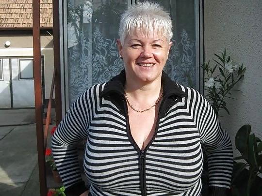 20P Not naked busty mature women 2.