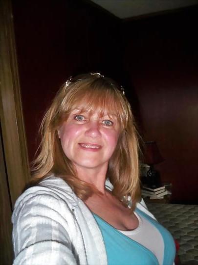 20P Not naked busty mature women 2.