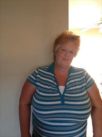 20P Not naked busty mature women 2.