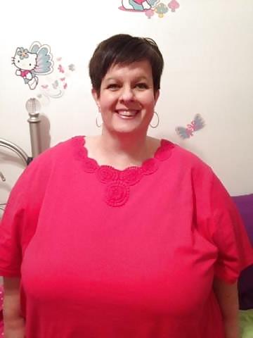 20P Not naked busty mature women 2.