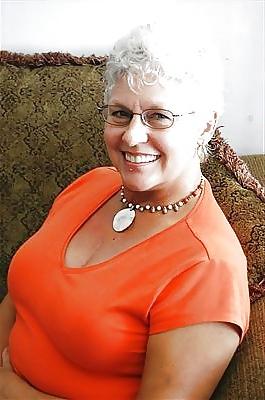 20P Not naked busty mature women 2.