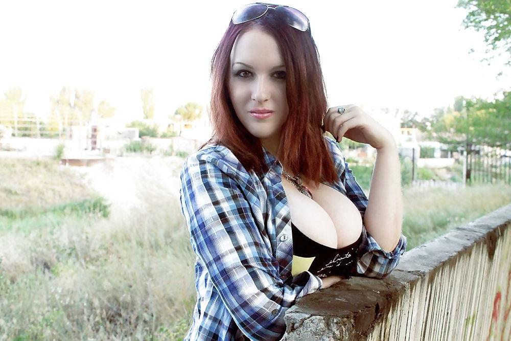25P Curvy Beauties 63 Clothed Edition
