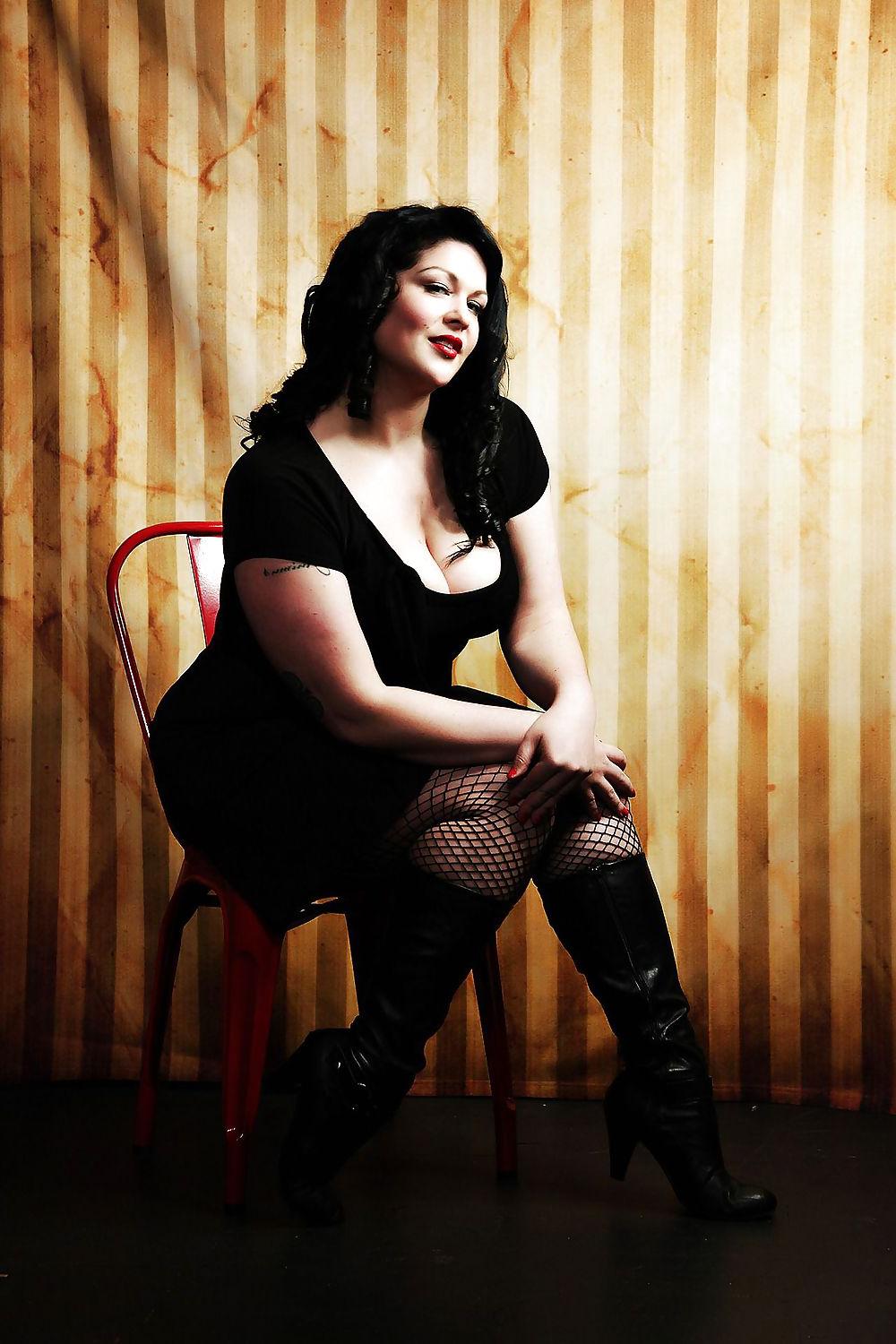 25P Curvy Beauties 63 Clothed Edition