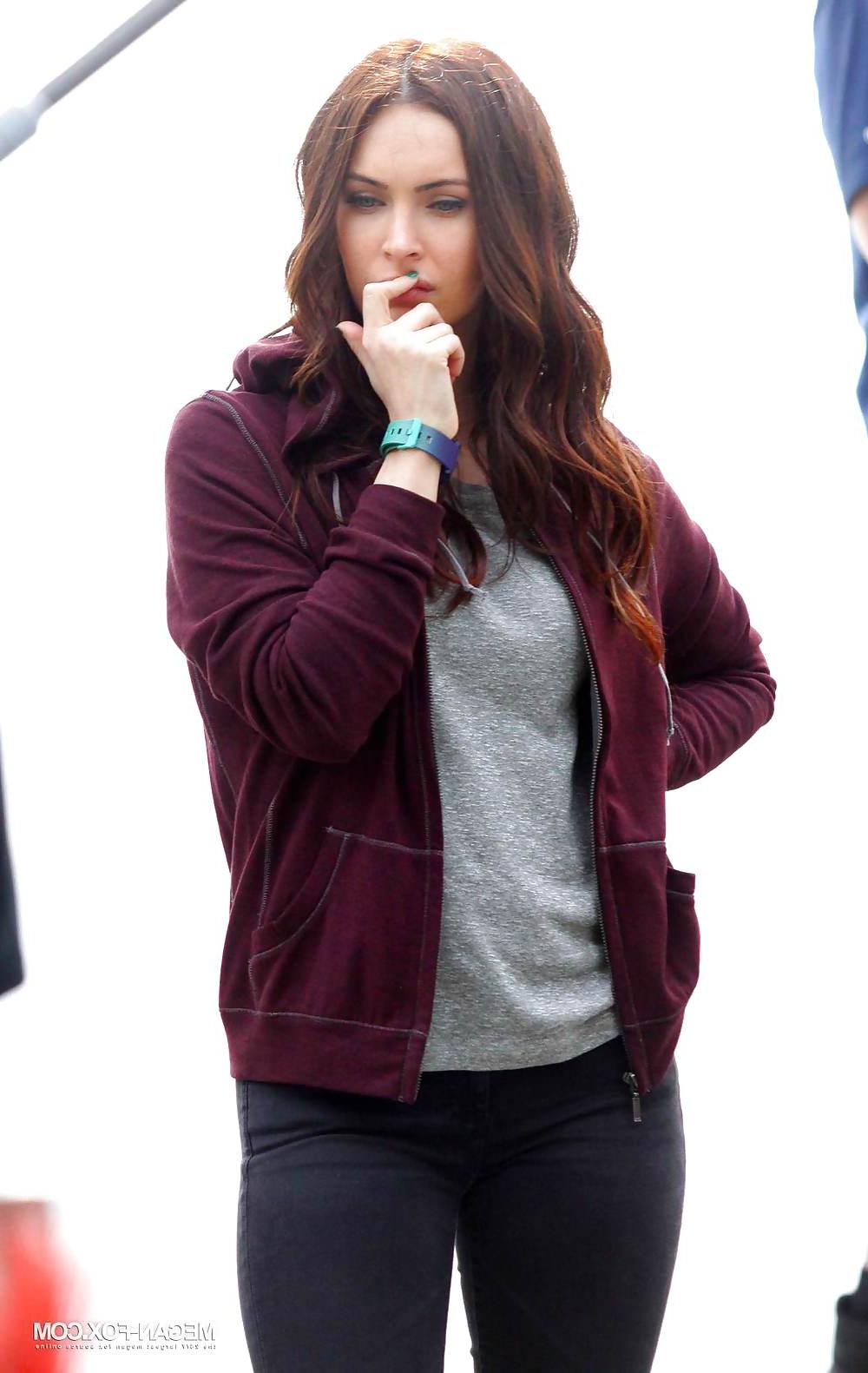 21P Megan Fox - Film Set