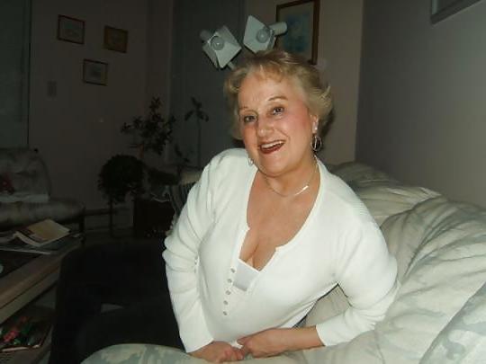 20P Not naked busty mature women 1.
