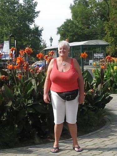 20P Not naked busty mature women 1.