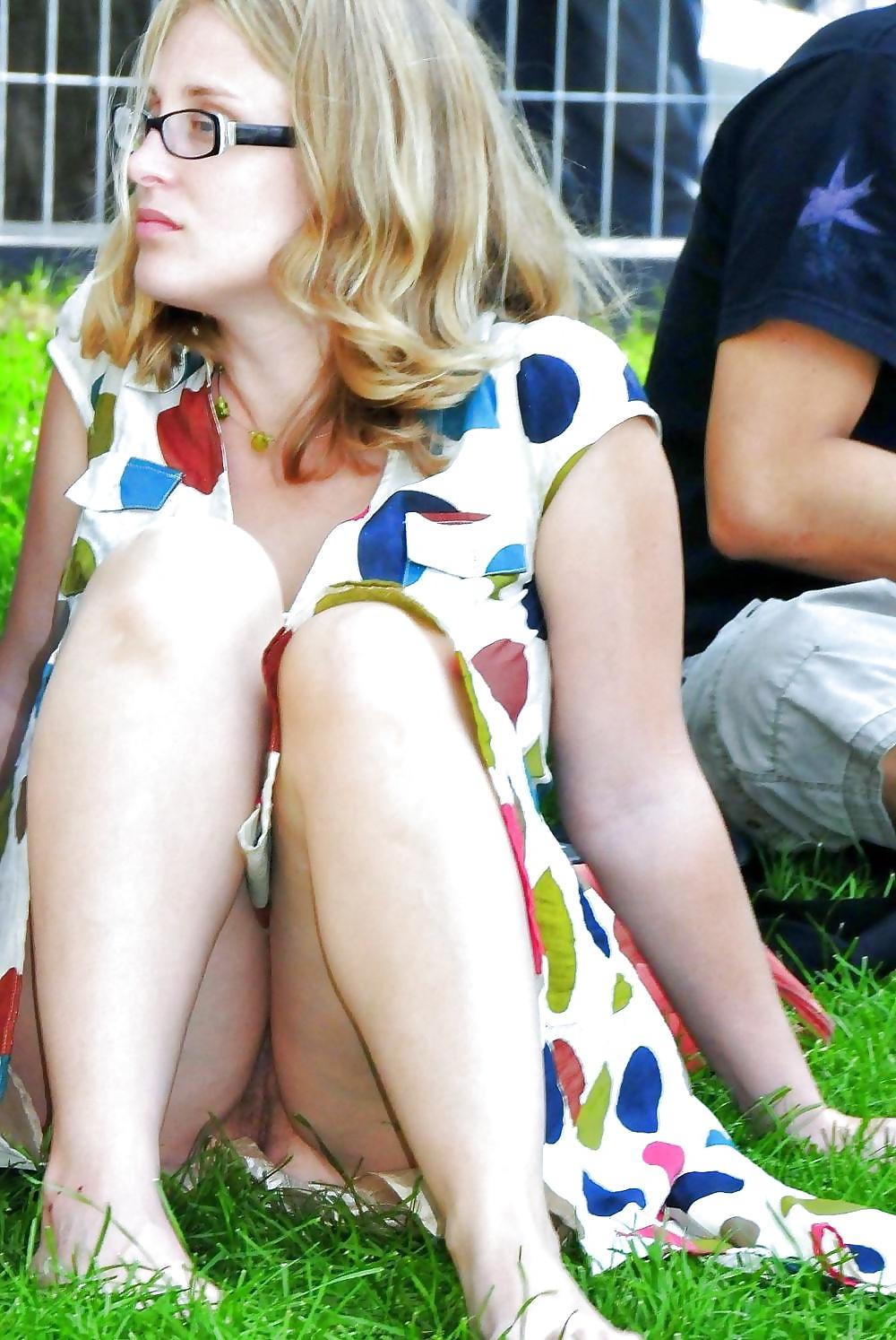 8P Upskirt pantyless