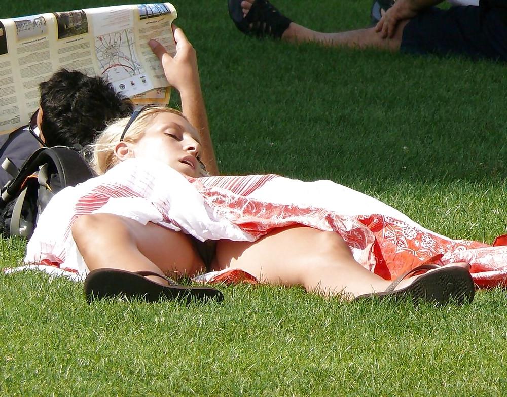 8P Upskirt pantyless