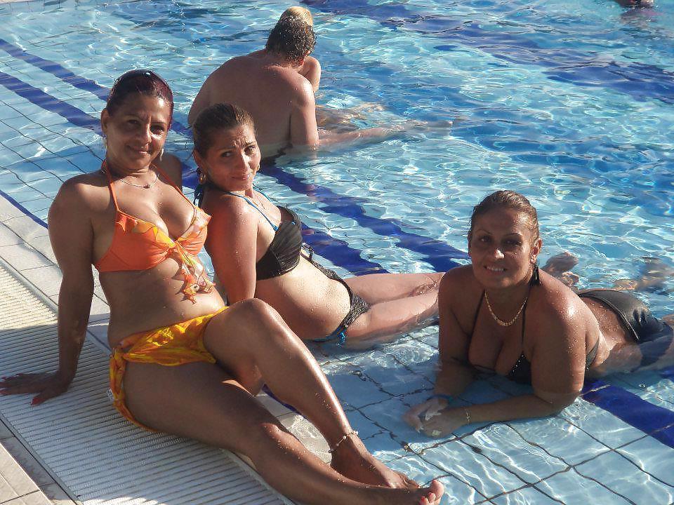 20P Mom and not her daughter in bikini 2