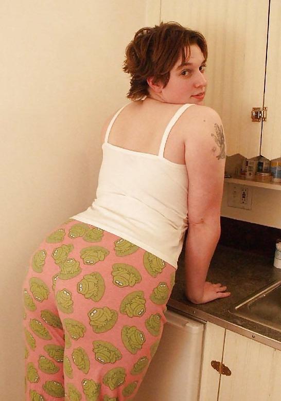25P Big Tits Fat Ass Chub Rowan im Pyjama!