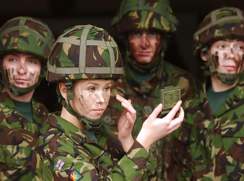 25P Frauen in Uniform