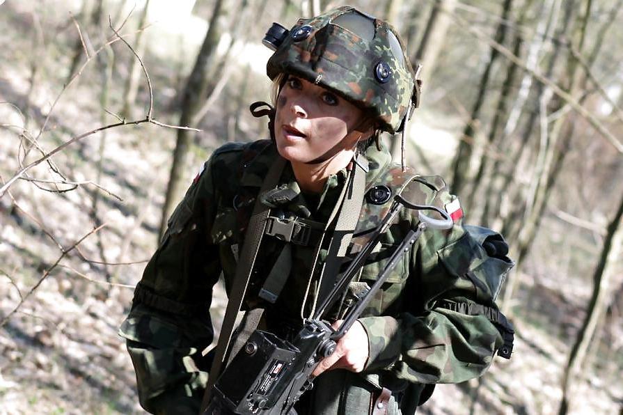 25P Frauen in Uniform