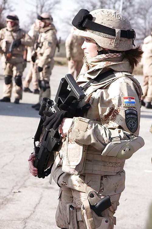 25P Frauen in Uniform