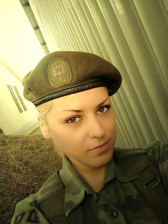 25P Frauen in Uniform