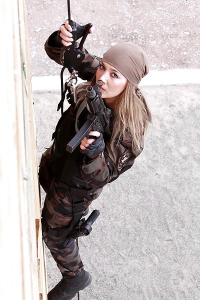 25P Frauen in Uniform