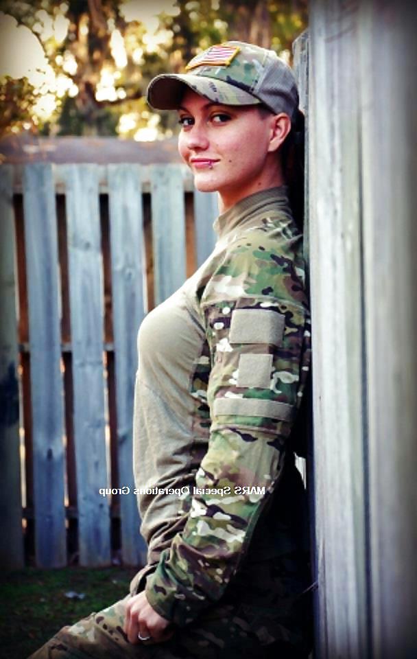 25P Frauen in Uniform