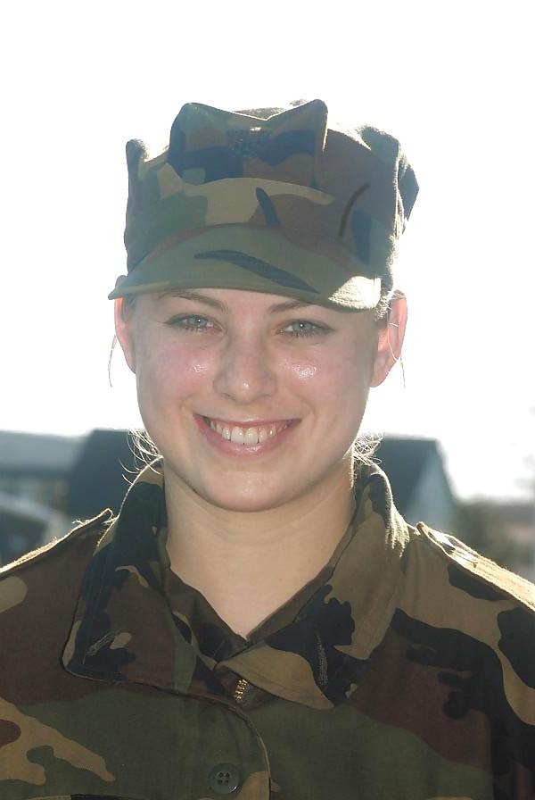 25P Frauen in Uniform