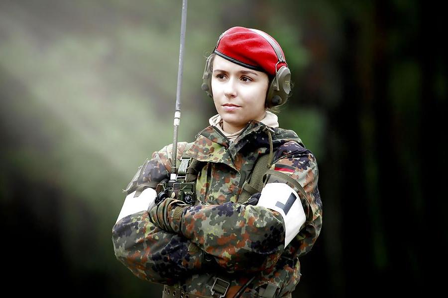25P Frauen in Uniform