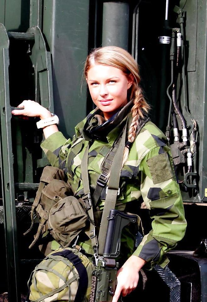25P Frauen in Uniform