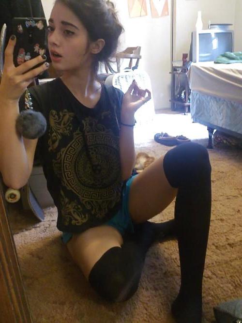19P Sweet teen daughter nudie selfshots