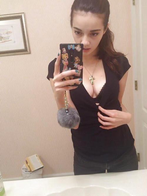 19P Sweet teen daughter nudie selfshots
