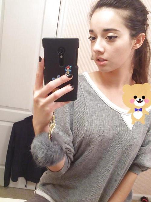 19P Sweet teen daughter nudie selfshots