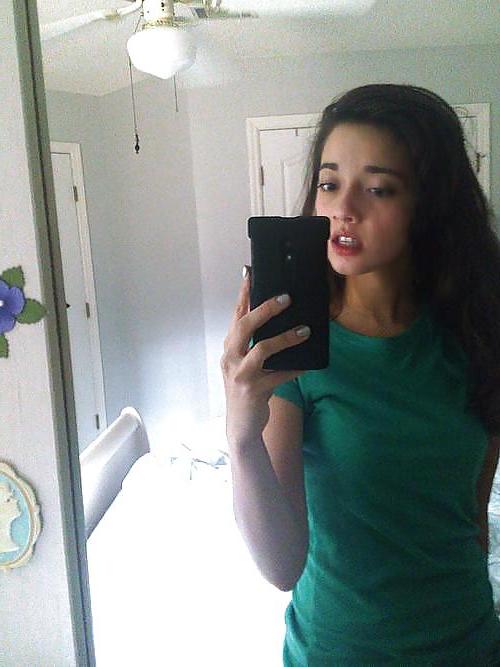 19P Sweet teen daughter nudie selfshots
