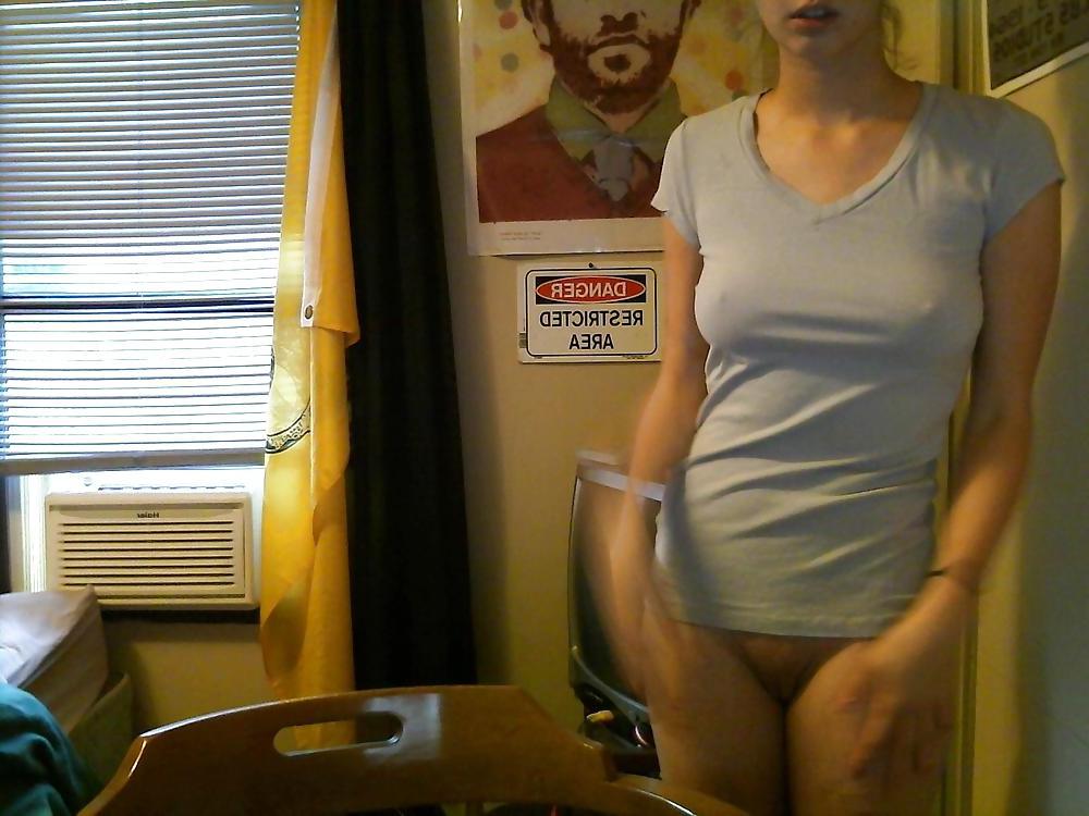 19P Sweet teen daughter nudie selfshots