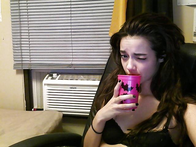 19P Sweet teen daughter nudie selfshots