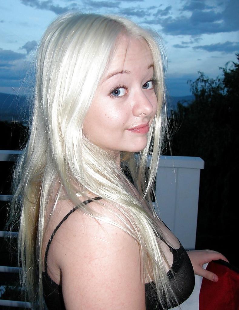 25P Kirsten 18 non nude