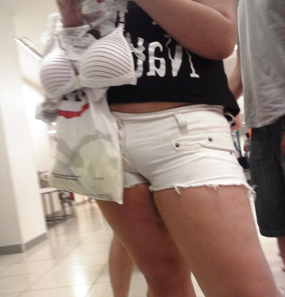 17P Upskirt in metro