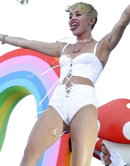 11P Beautiful Celebs Miley Cyrus (Voyeur) 