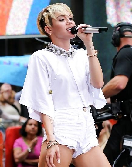 11P Beautiful Celebs Miley Cyrus (Voyeur) 
