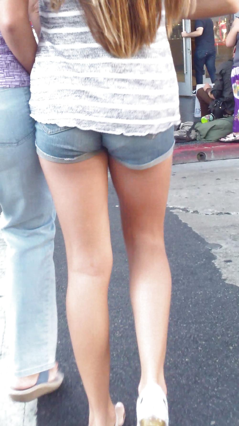 25P Teen ass crack & butt cheeks in jean shorts 