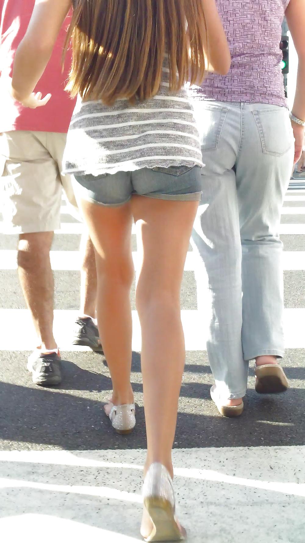 25P Teen ass crack & butt cheeks in jean shorts 
