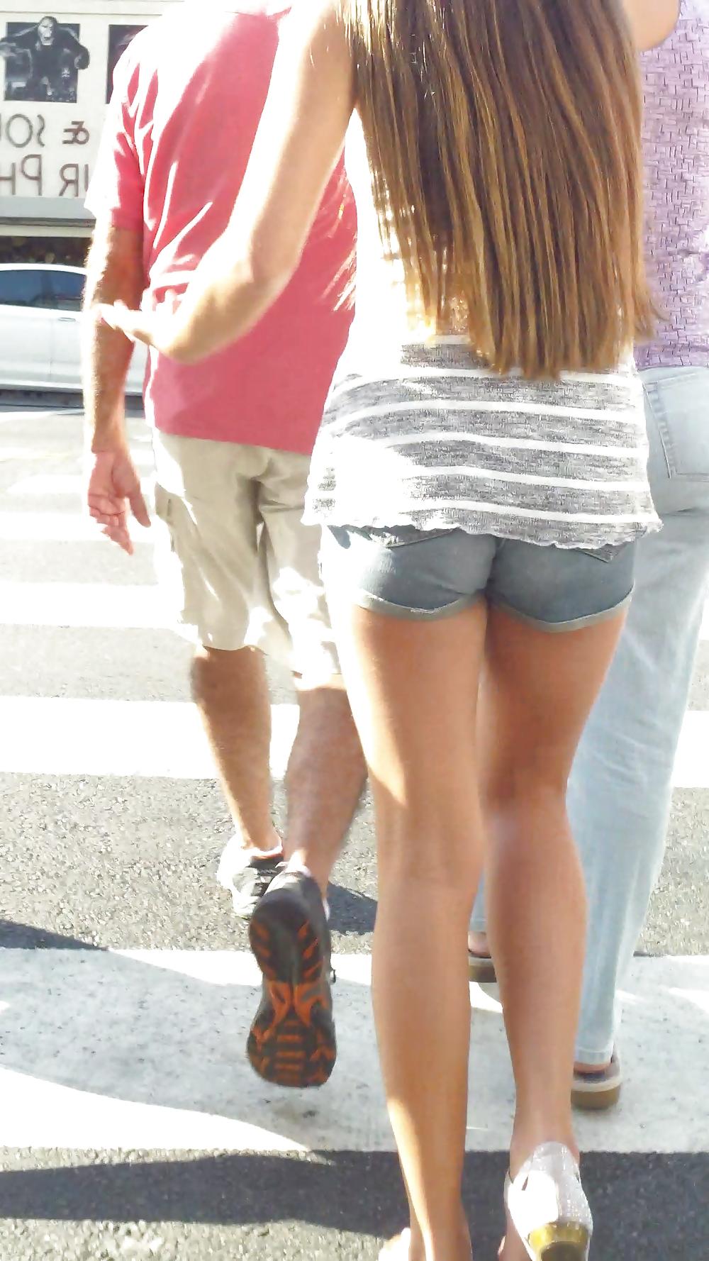 25P Teen ass crack & butt cheeks in jean shorts 