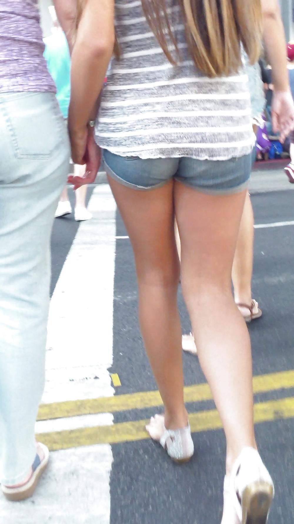 25P Teen ass crack & butt cheeks in jean shorts 